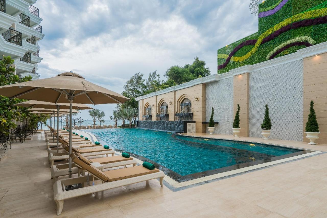 Lk Emerald Beach - Sha Extra Plus Pattaya Luaran gambar The swimming pool at The Royal
