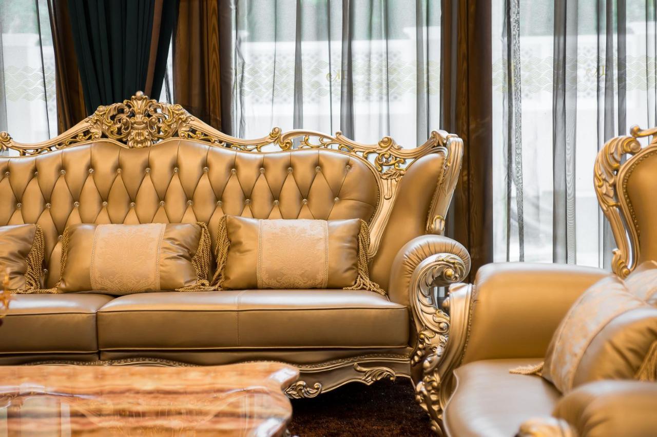 Lk Emerald Beach - Sha Extra Plus Pattaya Luaran gambar A gold sofa